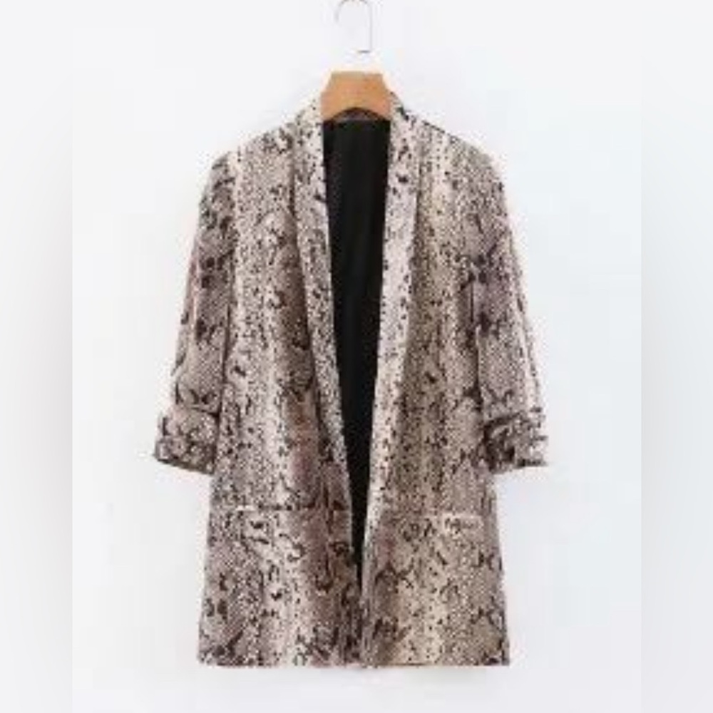 Dual Pocket Snakeskin Print Blazer Multicolor 
Size: 8/10 (L)